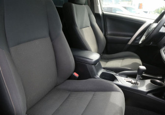 Подержанный автомобиль Toyota RAV4 2013 года (10 фото)