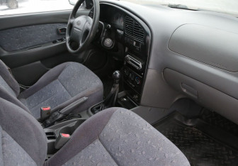 Подержанный автомобиль Kia Spectra Sedan 2006 года (9 фото)