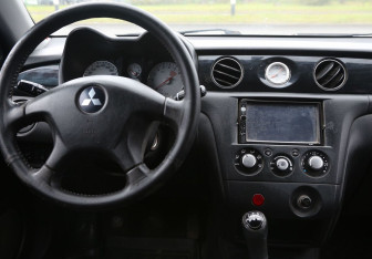 Подержанный автомобиль Mitsubishi Outlander 2004 года (14 фото)