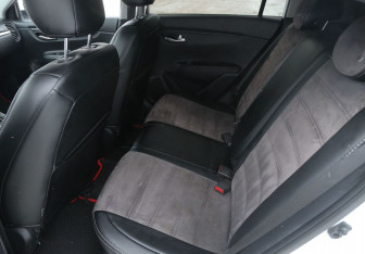 Подержанный автомобиль Kia Rio Hatchback 2020 года (13 фото)