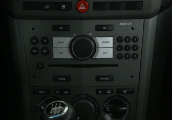 Подержанный автомобиль Opel Antara 2011 года (13 фото)