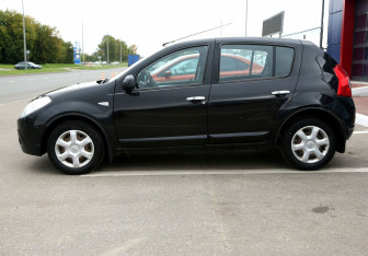 Подержанный автомобиль Renault Sandero 2011 года (8 фото)