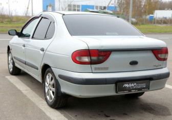 Подержанный автомобиль Renault Megane Sedan 2001 года (4 фото)