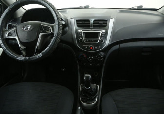 Подержанный автомобиль Hyundai Solaris Sedan 2014 года (12 фото)