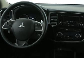 Подержанный автомобиль Mitsubishi Outlander 2012 года (14 фото)