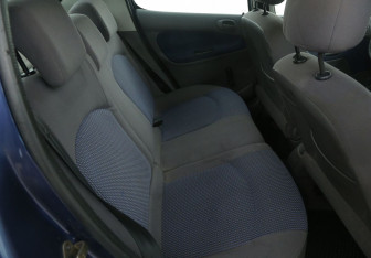 Подержанный автомобиль Peugeot 206 Hatchback 2004 года (11 фото)