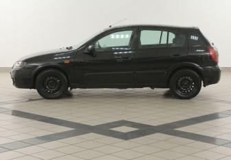 Подержанный автомобиль Nissan Almera Hatchback 2005 года (7 фото)