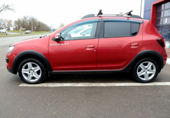 Подержанный автомобиль Renault Sandero 2017 года (8 фото)