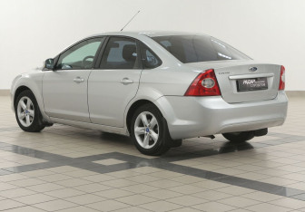 Подержанный автомобиль Ford Focus Sedan 2010 года (2 фото)