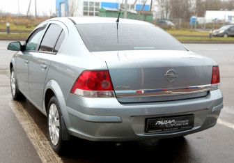 Подержанный автомобиль Opel Astra Sedan 2012 года (4 фото)