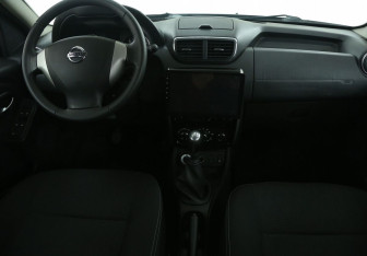 Подержанный автомобиль Nissan Terrano 2014 года (12 фото)