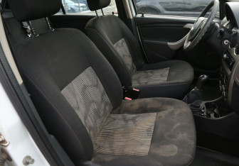 Подержанный автомобиль Dacia Sandero 2009 года (10 фото)