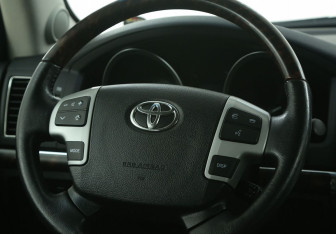 Подержанный автомобиль Toyota Land Cruiser Suv 2013 года (16 фото)