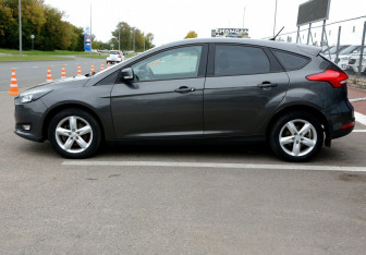 Подержанный автомобиль Ford Focus Hatchback 2015 года (8 фото)