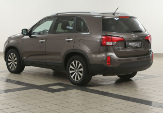 Подержанный автомобиль Kia Sorento 2013 года (2 фото)