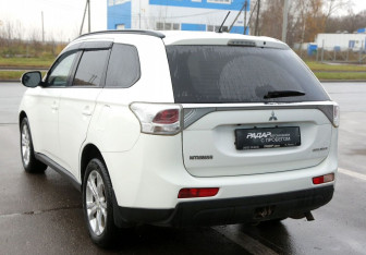 Подержанный автомобиль Mitsubishi Outlander 2012 года (4 фото)