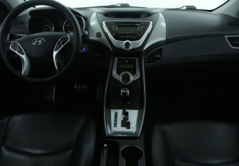 Подержанный автомобиль Hyundai Elantra Sedan 2011 года (12 фото)