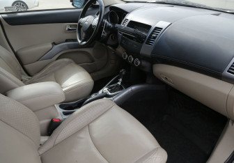 Подержанный автомобиль Mitsubishi Outlander 2010 года (9 фото)