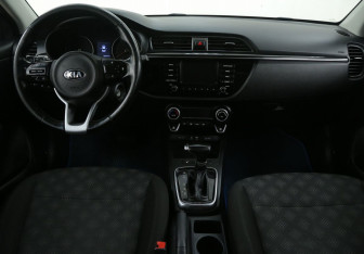 Подержанный автомобиль Kia Rio Sedan 2017 года (12 фото)