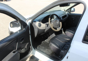Подержанный автомобиль Renault Logan Sedan 2012 года (9 фото)