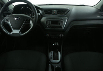 Подержанный автомобиль Kia Rio Sedan 2017 года (12 фото)