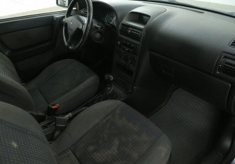 Подержанный автомобиль Opel Astra Sedan 2002 года (9 фото)