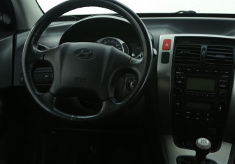 Подержанный автомобиль Hyundai Tucson 2008 года (14 фото)