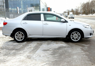 Подержанный автомобиль Toyota Corolla Sedan 2008 года (7 фото)