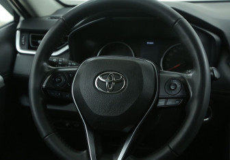 Подержанный автомобиль Toyota RAV4 2020 года (16 фото)