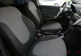 Подержанный автомобиль Hyundai Solaris Sedan 2012 года (10 фото)