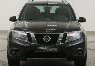 Подержанный автомобиль Nissan Terrano 2014 года (6 фото)