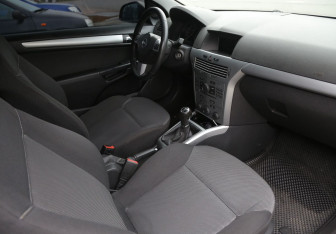 Подержанный автомобиль Opel Astra Hatchback 2010 года (9 фото)