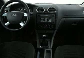 Подержанный автомобиль Ford Focus Sedan 2006 года (12 фото)