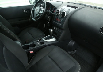 Подержанный автомобиль Nissan Qashqai 2012 года (9 фото)