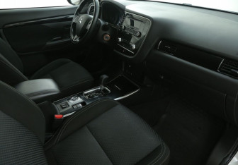 Подержанный автомобиль Mitsubishi Outlander 2022 года (9 фото)