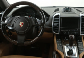 Подержанный автомобиль Porsche Cayenne 2011 года (16 фото)