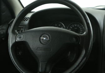 Подержанный автомобиль Opel Astra Sedan 2002 года (16 фото)