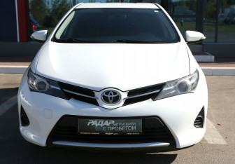 Подержанный автомобиль Toyota Auris Hatchback 2015 года (2 фото)