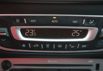 Подержанный автомобиль Renault Fluence 2013 года (17 фото)