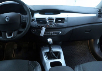 Подержанный автомобиль Renault Laguna Wagon 2008 года (8 фото)