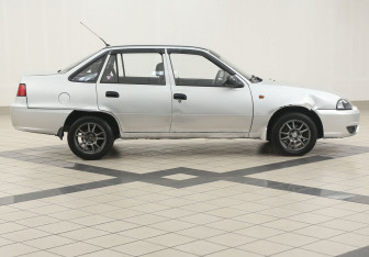 Подержанный автомобиль Daewoo Nexia Sedan 2010 года (5 фото)