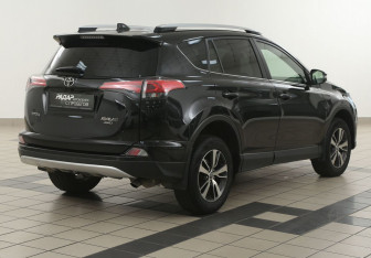 Подержанный автомобиль Toyota RAV4 2016 года (4 фото)