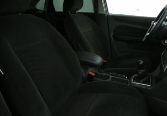 Подержанный автомобиль Ford Focus Sedan 2006 года (10 фото)