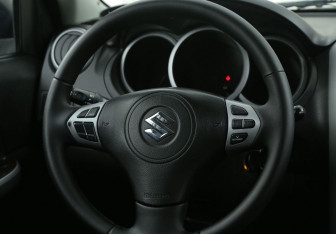 Подержанный автомобиль Suzuki Grand Vitara 2006 года (16 фото)