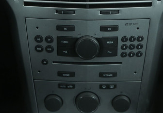 Подержанный автомобиль Opel Astra Sedan 2012 года (13 фото)