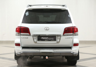 Подержанный автомобиль Lexus LX 2012 года (3 фото)