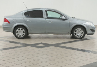 Подержанный автомобиль Opel Astra Sedan 2012 года (5 фото)