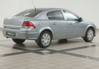 Подержанный автомобиль Opel Astra Sedan 2012 года (4 фото)