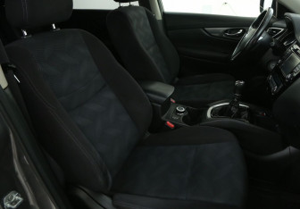 Подержанный автомобиль Nissan X-Trail 2015 года (10 фото)