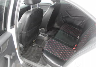 Подержанный автомобиль Skoda Rapid Liftback 2015 года (12 фото)